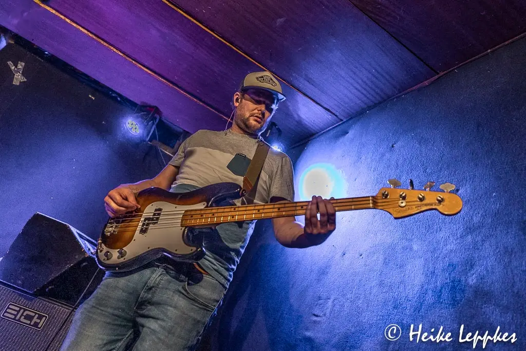 Sören Dieden von Kip Kasper spielt live im Wild Rover Aachen E-Bass auf der Bühne.
